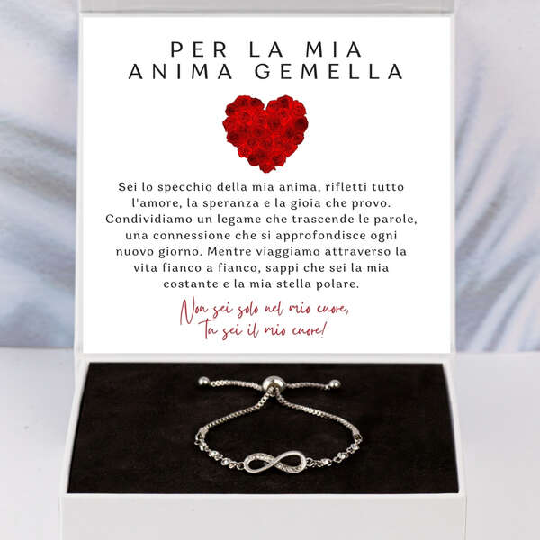 Bracciale con il pendente che simboleggia l'infinito