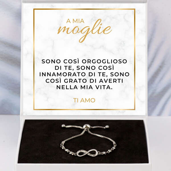 Bracciale con il pendente che simboleggia l'infinito